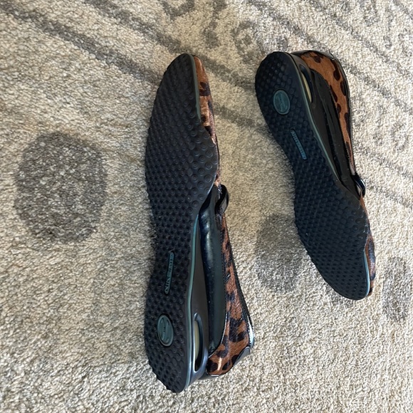 🍎SOLD Cole Haan Nike leopard print pony hair Mary Jane flats 10B Velcro Strap - Picture 10 of 11